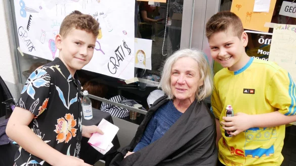 Bei der Performance "Haircuts By Children" f&auml;rben Ersan (links) und Luca Beate Betz die Haare vorm Salon Sch&ouml;nf&auml;rberei. - &copy; Thomas Kr&uuml;gler