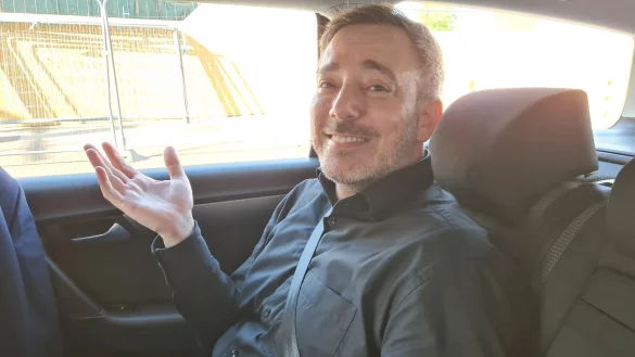 Interview an ungew&ouml;hnlichem Ort: Die LZ begleitete den Gr&uuml;nen-EU-Abgeordneten Sergey Lagodinsky auf seinem Weg zum n&auml;chsten Termin auf der Strecke von Detmold nach Paderborn. Bundestagsabgeordneter Robin Wagener spielte den Chauffeur. - &copy; Marianne Schwarzer