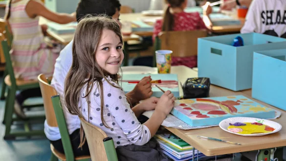 Kreative Angebote, Essen, Hausaufgaben: F&uuml;r diese Betreuung nach der Schule zahlen Eltern in Ostwestfalen-Lippe teils heftig unterschiedliche Betr&auml;ge. - &copy; IMAGO/Funke Foto Services