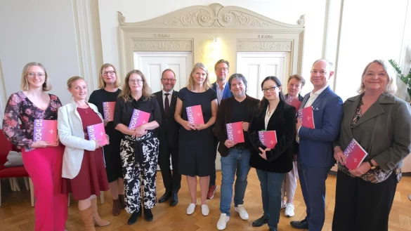 Das neue Team stellt sich vor (von links): Angie Starczyk (Pressereferntin), Balettdirektorin Katharina Torwesten, Natascha Mamier (Leiterin Junges Theater), Katrin Aissen (neue leitende Dramaturgin Schauspiel), Vorsteher des Landesverbandes J&ouml;rg D&uuml;ning-Gast (Aufsichtsrat/Gesellschafterversammlung), die neue Intendantin ab Spielzeit 24/25 Kirsten Uttendorf, Generalmusikdirektor Per-Otto Johansson, Schauspieldirektor Jan Steinbach, Katharina Schellenberg (neue leitende Dramaturgin Musiktheater), Prokuristin Susanne Fl&ouml;ttmann, Kaufm&auml;nnischer Direktor Stefan D&ouml;rr und Susanne Springer (neue Leiterin &Ouml;ffentlichkeitsarbeit/Marketing). - &copy; Sven Koch