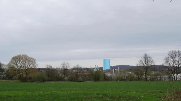 Von der B 66 an der Lageschen Stra&szlig;e dominiert der W&auml;rmespeicher die Stadtsilhouette. Er w&uuml;rde vom Fotostandort aus etwa 780 Meter entfernt stehen. - &copy; Fotocredit: Stadtwerke Lemgo