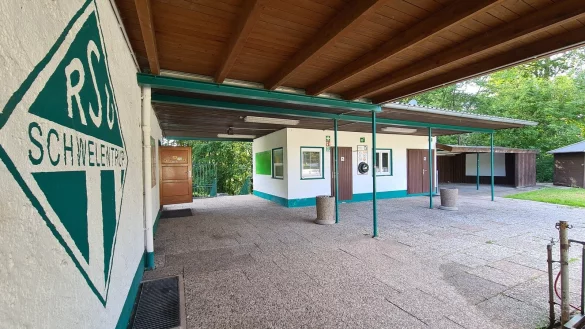 Das Sporthaus des RSV Schwelentrup (links) ist energetisch nicht mehr auf dem neuesten Stand und dringend sanierungsbed&uuml;rftig - vor allem im Bereich der Umkleiden. Der Verein h&auml;tte aber auch gerne einen Anbau (rechts), der f&uuml;r Veranstaltungen und Treffen genutzt werden kann. - &copy; Nadine Uphoff