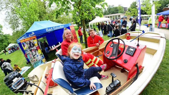 Probesitzen im ehemaligen Einsatzboot der DLRG Ortsgruppe Bad Salzuflen: Lotta (vorne), dahinter Svenja Berger und Gian-Luca Corona. - &copy; Nicole Ellerbrake
