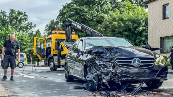 Die Mercedes-E-Klasse des Unfallfahrers aus Detmold konnte nur noch abgeschleppt werden. Insgesamt entstand ein Sachschaden von 60.000 Euro. - &copy; Paul Brinkmann