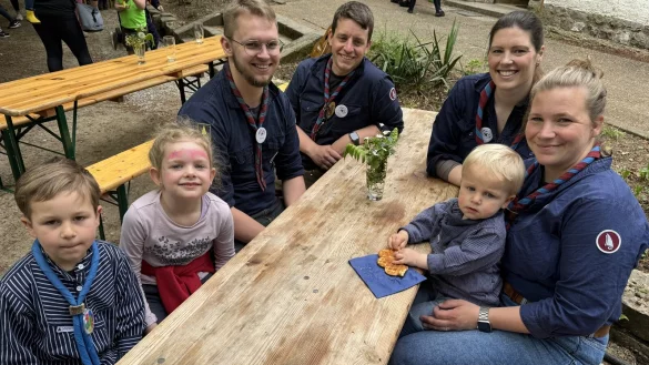 Jonathan, Jonna, Hendrik Moddelmog, Claas Winter, Laura H&uuml;rckmans sowie Lena Winter mit Sohn Jakob genie&szlig;en die Geselligkeit am Pfadfinderheim w&auml;hrend des Familientags. - &copy; Sandra Castrup