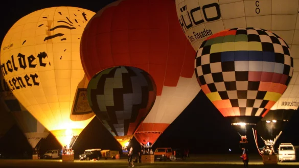 Endlich mal wieder mit gl&uuml;henden Ballons: Nach Jahren mit zu viel Wind konnten die Ballonfahrer am Samstagabend ihre H&uuml;llen aufleuchten lassen - ein tolles Erlebnis f&uuml;r mehrere hundert begeisterter Zuschauer. - &copy; Sibylle Kemna