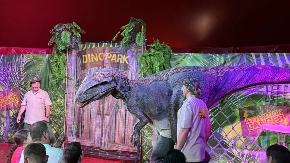 Die "lebendigen" Dinosaurier sorgen beim Publikum für Staunen und bereiten großen Spaß. - © Sandra Castrup