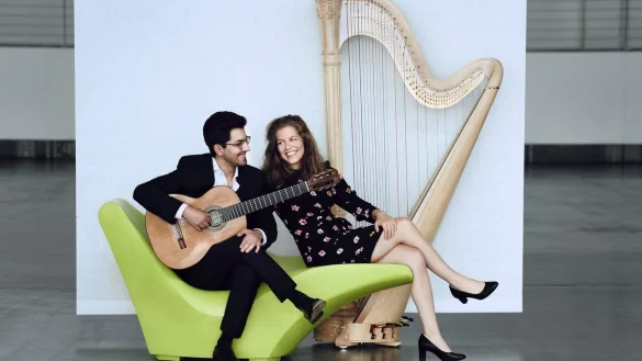 Au&szlig;ergew&ouml;hnliche Kombination: Harfe und Gitarre erklingen im Weserrenaissance-Museum Schloss Brake zusammen. - &copy; rw-system