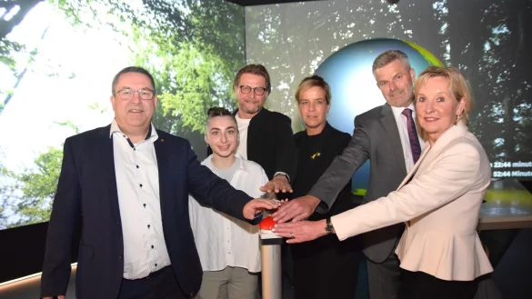 Landrat Axel Lehmann, Anatoli Oinopolidou, Sch&uuml;lersprecherin der Heinz-Sielmann-Schule, G&uuml;nter Weigel (Gesch&auml;ftsf&uuml;hrer Lippe Tourismmus & Marketing), Ministerin Mona Neubaur, B&uuml;rgermeister Dirk Becker und Ute R&ouml;der vom Verwaltunsvorstand (v. l.) er&ouml;ffnen die Klimaerlebniswelt. - &copy; Karin Prignitz