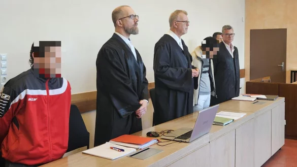 Der 18-j&auml;hrige Angeklagte (links) steht an der Seite seines Verteidigers Hendrik Schnelle aus Detmold. Der andere Angeklagte (19) wird von Rechtsanwalt Johannes Salmen (mitte) und Dr. Detlev Binder aus Bielefeld vertreten. - &copy; Janet K&ouml;nig