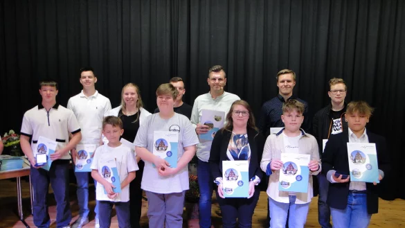 Die jungen Kart-Piloten vom Motorsportclub (MC) W&uuml;sten sind stets in eindrucksvoller Zahlenst&auml;rke dabei, wenn Bad Salzuflens Leistungstr&auml;ger des Breitensports geehrt werden. - &copy; Hajo G&auml;rtner