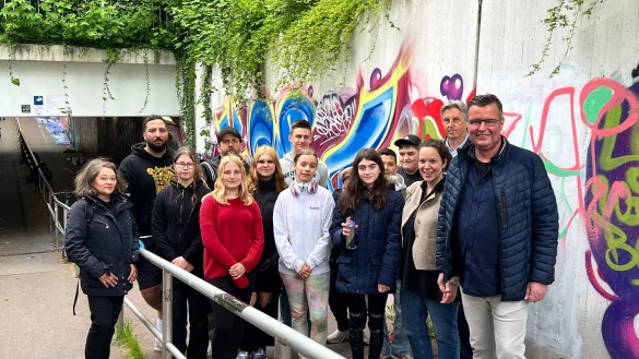 Sch&uuml;ler der Albert-Schweitzer-Schule haben den Weg unter der Hochbr&uuml;cke mit Streetart bemalt. - &copy; Lippe Bildung eG