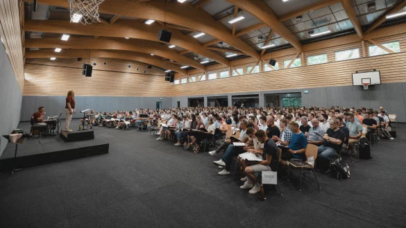 Mehr als 500 S&auml;ngerinnen und S&auml;nger haben sich zur ersten Probe des Regionalchors in der Bibelschule Brake getroffen. - &copy; Johann Hertel