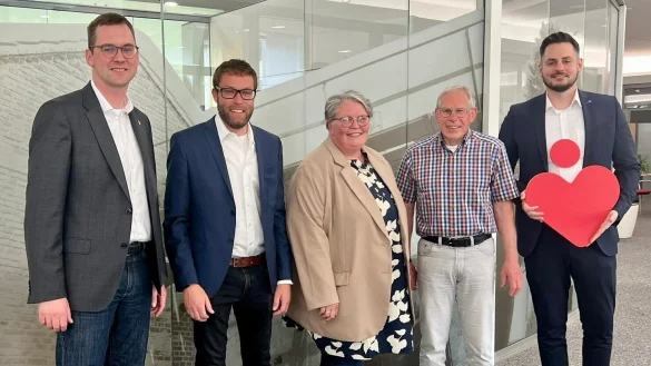 Laden zum Stadtlauf ein: (von links) B&uuml;rgermeister Matthias Kalkreuter, Vorsitzender der LG Lage-Detmold-Bad Salzuflen, Sven Obenhaus, Fachgruppenleiterin Schule und Sport der Stadt Lage, Sandra B&uuml;schemann, langj&auml;hriger Mitorganisator Dieter Rochow und Mark Geschwender, Leiter der Gesch&auml;ftsstelle Lage der Sparkasse Paderborn-Detmold-H&ouml;xter. - &copy; Stadt Lage