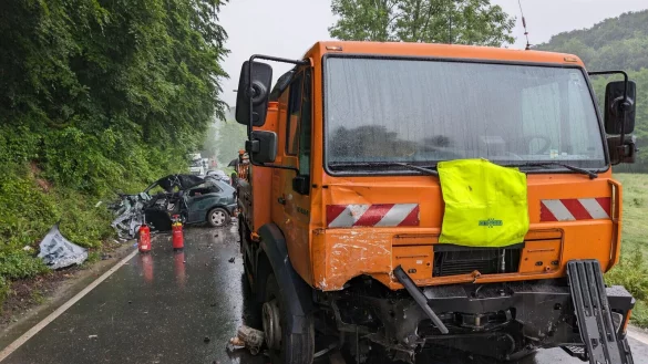 Die Feuerwehr ist auf der B238 im Einsatz. - &copy; FreitagTV