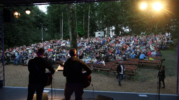 Eine junge Band steht auf der B&uuml;hne und spielt bei einem Hutkonzert vor gro&szlig;em Publikum. - &copy; Landesverband Lippe