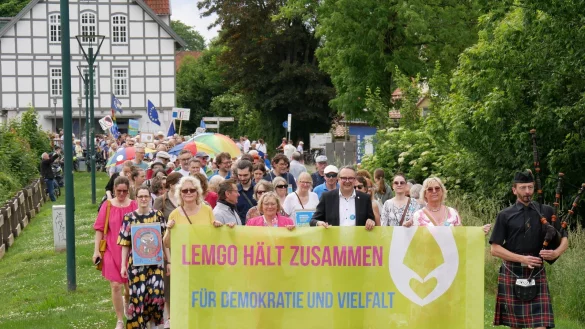Rund 400 Demonstranten setzen beim Europa-Walk auf dem Wall ein Zeichen f&uuml;r Demokratie, Toleranz und Vielfalt. - &copy; Thomas Kr&uuml;gler