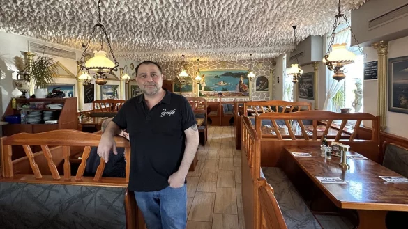 Giannis Tsochataridis steht in seinem griechischen Restaurant "Syrtaki" an der Lageschen Straße. - © Alexandra Schaller