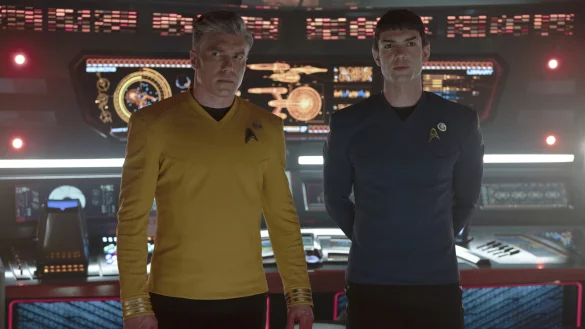 Neuer Captain, alter Spock: Anson Mount (l.) und Ethan Peck auf der Br&uuml;cke der Enterprise. - &copy; picture alliance / ASSOCIATED PRESS