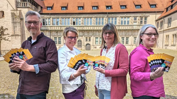 Das Team des Weserrenaissance-Museums Schloss Brake präsentiert das neue Programheft: (von links) Thomas Senke, Silvia Herrmann, Heidrun Saak und Dr. Susanne Hilker vom Weserrenaissance-Museum Schloss Brake. - © Stephanie Theuner/LVL