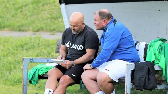 Die Helpuper Trainer Güven Aydin (links) und Frank Wilhelm besprechen in der Halbzeitpause den nächsten taktischen Kniff. - © Oliver König