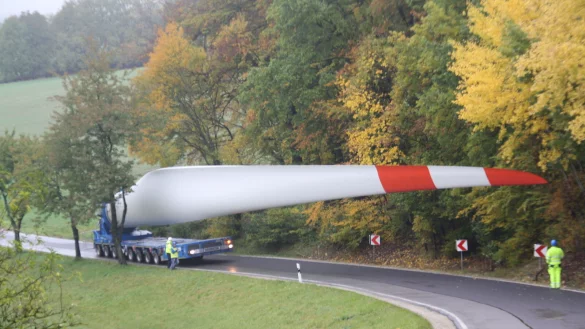 Kurven im l&auml;ndlichen Raum sind eine Herausforderung f&uuml;r lange Vehikel. Aber der Selbstfahrer der Paderborner Firma Hofmann im charakteristischen Blau erleichtert die Sache. - &copy; Hofmann Kranvermietungen