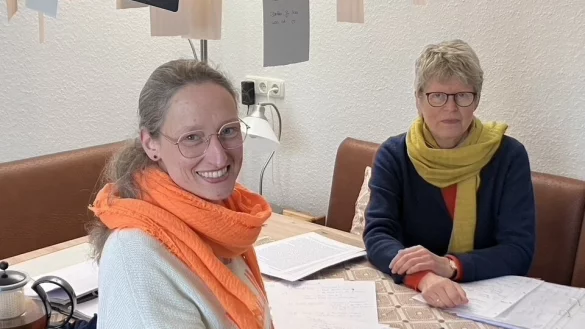 Annika Ginau (links) begleitet Jutta Thiele, diese möchte ihre Geschichte aufschreiben. - © Astrid Sewing