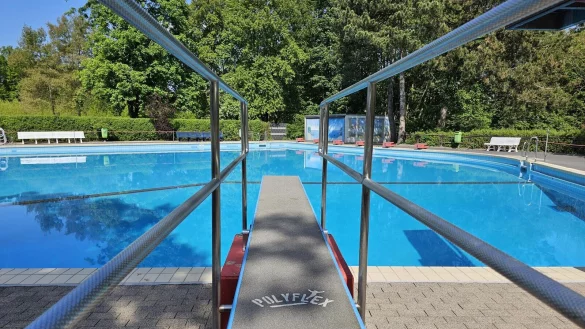 Das sind Aussichten - am 25.Mai beginnt in den st&auml;dtischen Freib&auml;dern in Lage die Saison. Mit Blick auf die Notunterkunft und einer verst&auml;rkten personellen Besetzung der Badeaufsicht wurden die &Ouml;ffnungszeiten au&szlig;erhalb der Ferienzeiten verk&uuml;rzt. - &copy; Astrid Sewing