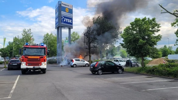 Am Fachmarktzentrum in Bad Salzuflen brennt ein Imbisswagen. Die Feuerwehr ist bereits im Einsatz. - &copy; Katrin Kantelberg