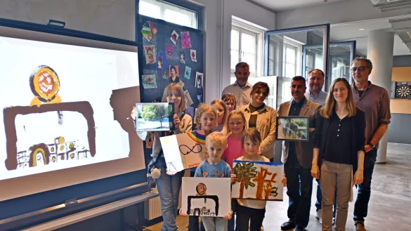 Dirk Frommann und Simone Klar (rechts) geh&ouml;ren mit zum Team der Offenen Kinder- und Jugendarbeit der Stadt. Zusammen mit Fabio Magnifico (mit Bild) pr&auml;sentieren sie Ergebnisse des Projektes Typisch Oerlinghausen B&uuml;rgermeister Dirk Becker (hinten links) und Fachbereichsleiter Sven Heitl&auml;nder. Foto: Gunter Held - &copy; Gunter Held