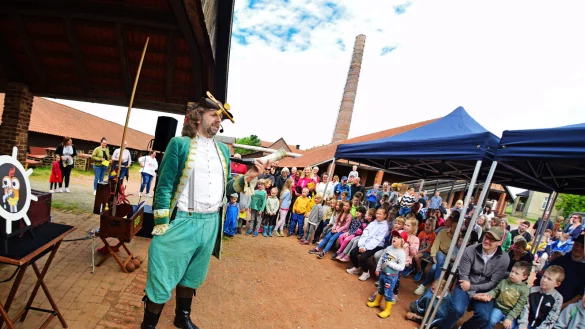 "BackenBartBernd" sorgte mit seinem maritimen Kindertheater f&uuml;r beste Unterhaltung im Ziegeleimuseum Lage. - &copy; Nicole Ellerbrake