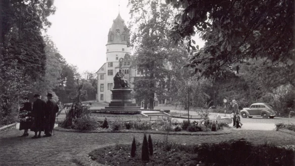 Der Schlosspark mit dem Denkmal des Grafen Ernst zu Lippe-Biesterfeld und dem Schloss im Jahr 1955. - &copy; Bildrechte: Stadtarchiv Detmold