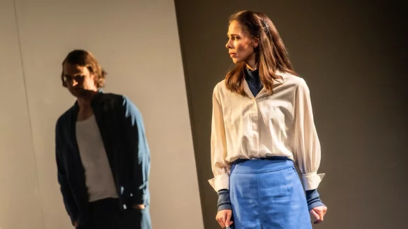 Michael Borth und Anna Dowsley in einer Spielszene. - &copy; Michael Jung/Landestheater