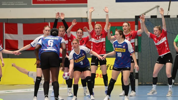 Wer &uuml;berwindet die gegnerische Abwehrreihe? Die Blombergerinnen (von links) Leni Ruwe, Laetitia Quist, Laura R&uuml;ffieux und Ida Hoberg. - &copy; Paul Cohen