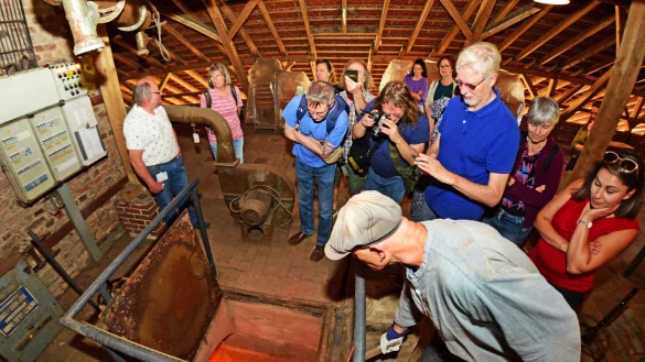 Sebastian Henjes entfacht vor eingien Zuschauern das Lockfeuer. Damit soll der Rauch von ganz unten angesaugt werden. - &copy; Nicole Ellerbrake