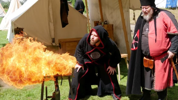 Er&ouml;ffnung der Mittelaltermarktes mit Feuer vom Alchemisten und Marktvogt zu Heiden Kai-J&ouml;rn Rosin (rechts). - &copy; Thomas Kr&uuml;gler
