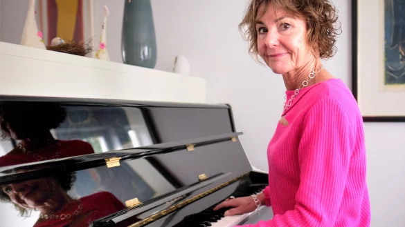 Die G&uuml;tersloher Apothekerin Anke Fink hat im Dezember 2022 einen Schlaganfall erlitten. Sie hatte Gl&uuml;ck, k&auml;mpfte sich zur&uuml;ck ins Leben und nimmt nun als Kandidatin am neuen TV-Quiz von Moderator J&ouml;rg Pilawa teil. - &copy; Andreas Fr&uuml;cht