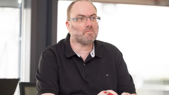 Guido Heyer ist seit zehn Jahren Betriebsratsvorsitzender bei Benteler in Bielefeld. - &copy; Oliver Krato