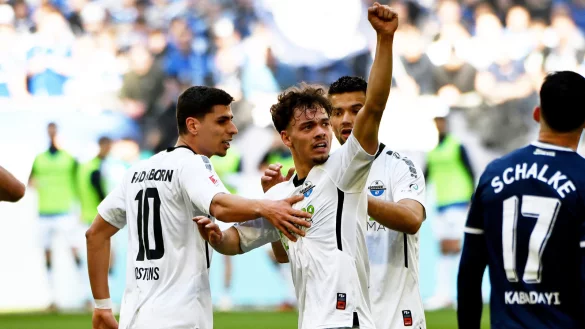 Die SCP-Winterneuzug&auml;nge Aaron Zehnter, der hier &uuml;ber seinen Treffer auf Schalke jubelt, und Koen Kostons (l.) erwiesen sich als wertvolle Verst&auml;rkungen. - &copy; picture alliance