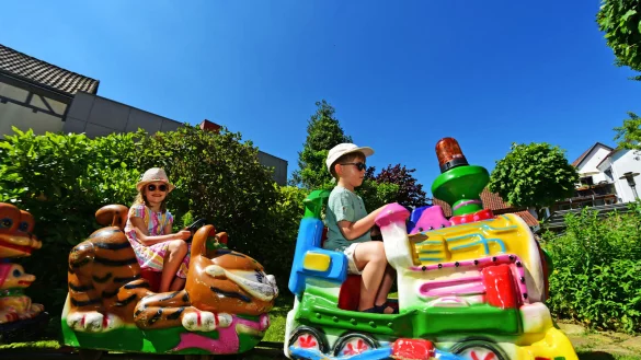 So viel Spa&szlig; kann Museum machen: Paula und Karl drehen beim Kinderfest im Hexenb&uuml;rgermeisterhaus eine Runde mit der Kindereisenbahn. - &copy; Nicole Ellerbrake