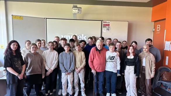 Die Klasse 8c der SKS Blomberg und Zeitzeuge John Joep Visser. - © SKS Blomberg