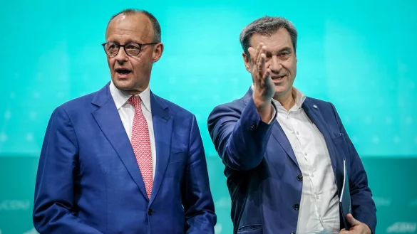 CDU-Chef Friedrich Merz (l.), hier mit Bayerns Ministerpr&auml;sident Markus S&ouml;der (CSU) beim CDU-Bundesparteitag. - &copy; Kay Nietfeld