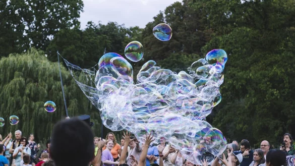 Beliebter Programmpunkt beim Kurparkfest: Das Erschaffen von Riesenseifenblasen. - &copy; Nadja Jacke