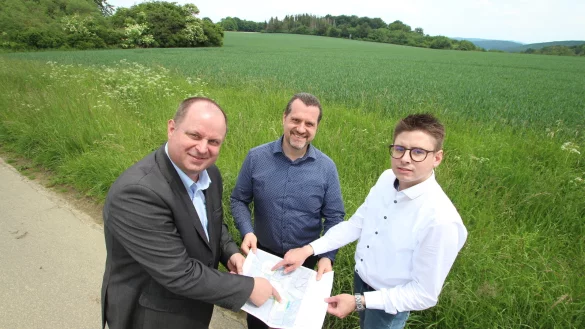 Im R&uuml;cken von Arne Brand (allgemeiner Vertreter des Landesverbandsvorstehers, von links), LVL-K&auml;mmerer Marcos Canosa und Tim Rose von den Stadtwerken Lemgo entsteht das Windrad mit der Kennung BT-61, eine der drei Anlagen auf dem Barntruper Eilenberg. - &copy; Jens Rademacher