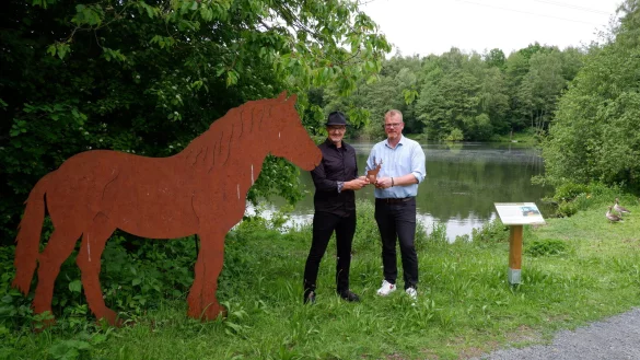 Hans Kordes (links) &uuml;bergibt B&uuml;rgermeister Friso Veldink als Dank f&uuml;r die Kooperation eine Stahlfigur in der Mini-Version. - &copy; Lorraine Brinkmann