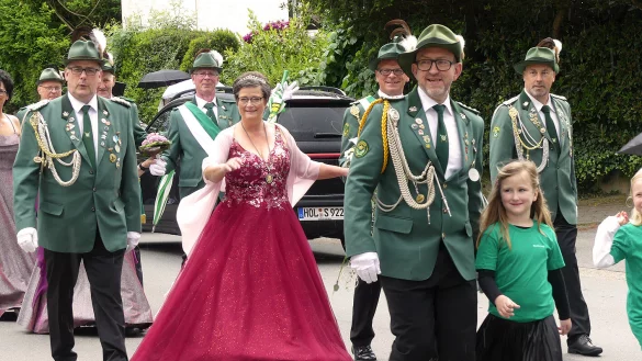 Schützenkönigin Birgit Schüttemeyer führt mit Begleiter Stefan Nielen sowie ihrem Hofstaat den Festumzug durchs Dorf an. - © Rudi Rudolph