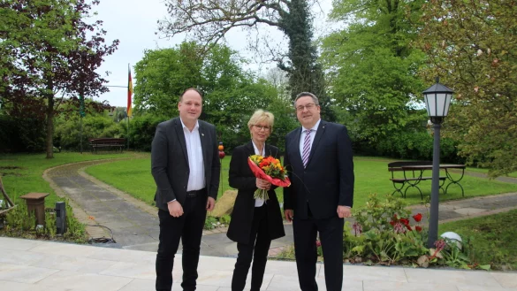 Landrat Dr. Axel Lehmann (rechts) und Blombergs B&uuml;rgermeister Christoph Dolle gratulieren der frisch gebackenen Tr&auml;gerin des Bundesverdienstkreuzes, Ingrid Pause. - &copy; Kreis Lippe