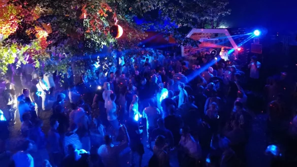 Das Open-Air-Konzert "Burgbeben" auf der Burg Sternberg zieht 2023 viele Menschen an. - &copy; Martha Johannsmeier