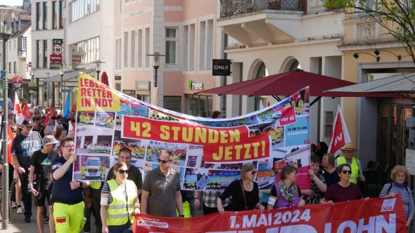 Demonstationszug vom Kronenplatz zum Marktplatz: Rund 200 Teilnehmer fordern mehr Lohn, Freizeit und Sicherheit. - &copy; Thomas Kr&uuml;gler