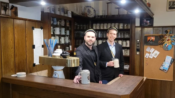 Bier nur aus dem Krug: Tobias Horstmann und Rafael Aust an der vereinseigenen Theke. - © Katrin Kantelberg